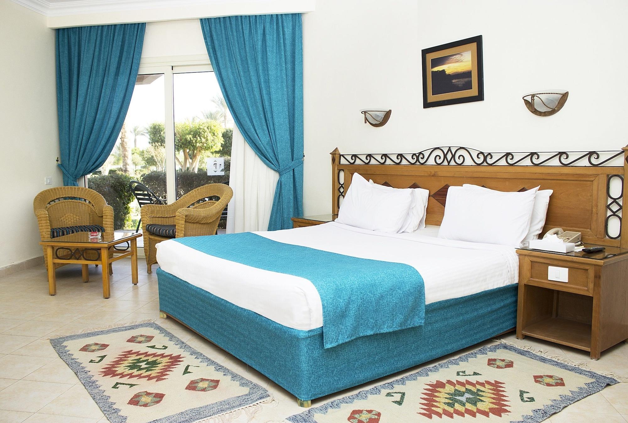 Pyramisa Beach Resort Sahl Hasheesh Hurghada Buitenkant foto A bedroom in a hotel