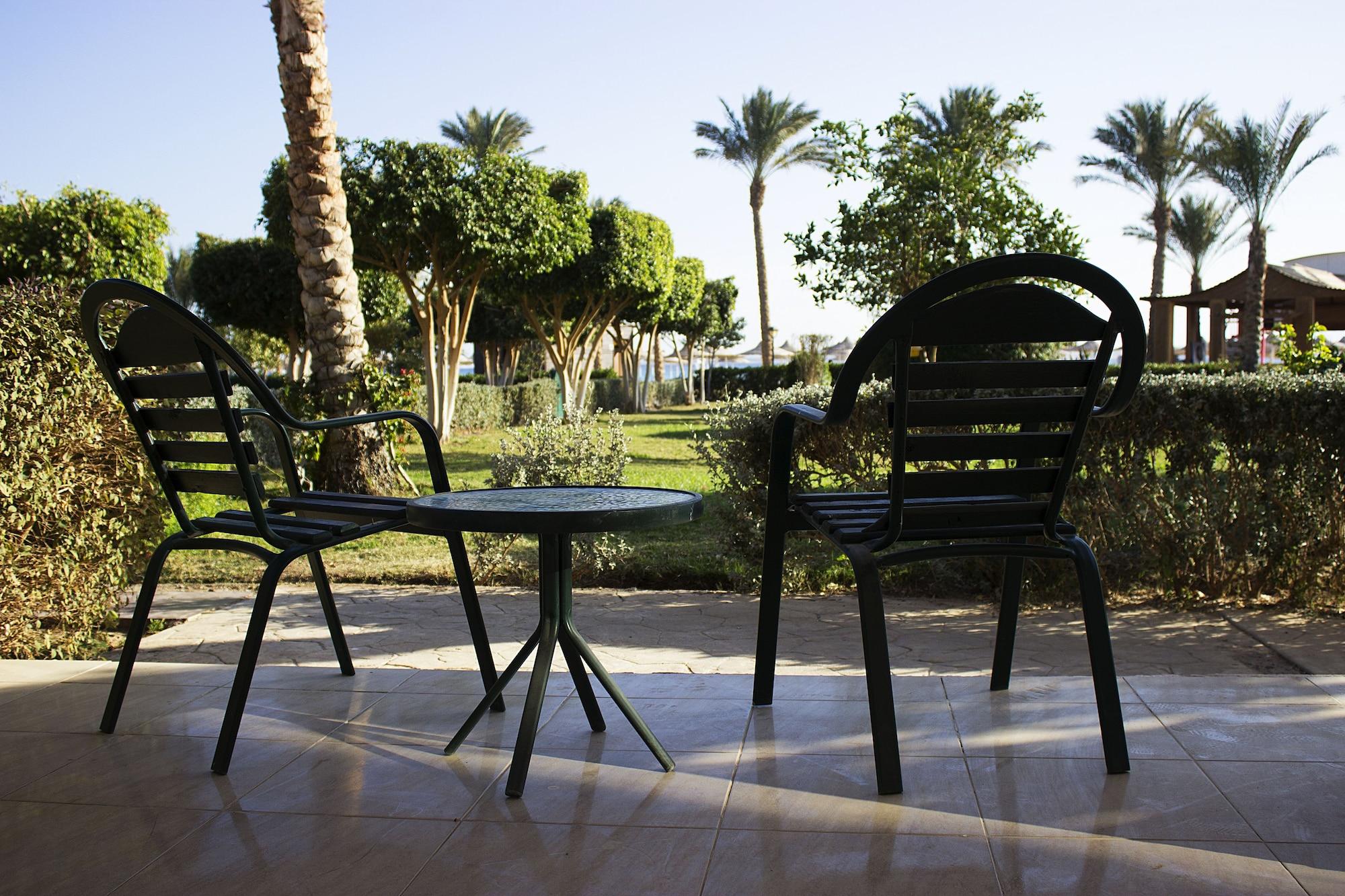 Pyramisa Beach Resort Sahl Hasheesh Hurghada Buitenkant foto A patio set