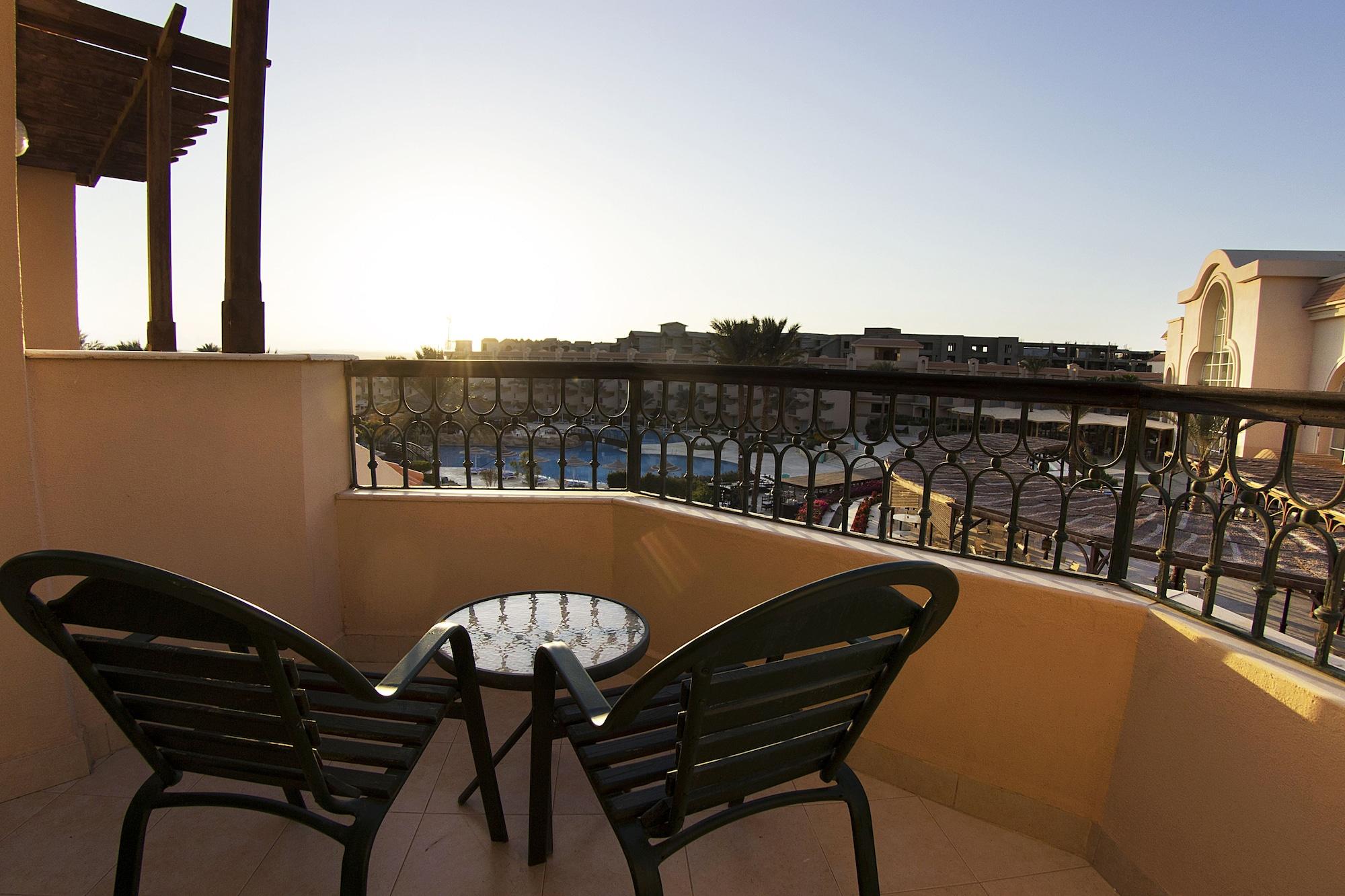 Pyramisa Beach Resort Sahl Hasheesh Hurghada Buitenkant foto A balcony