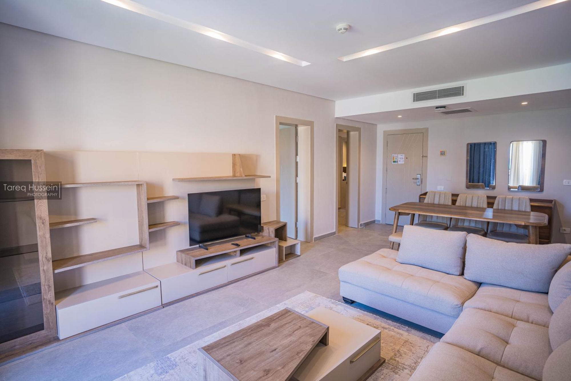 Pyramisa Beach Resort Sahl Hasheesh Hurghada Buitenkant foto A living room in a typical apartment